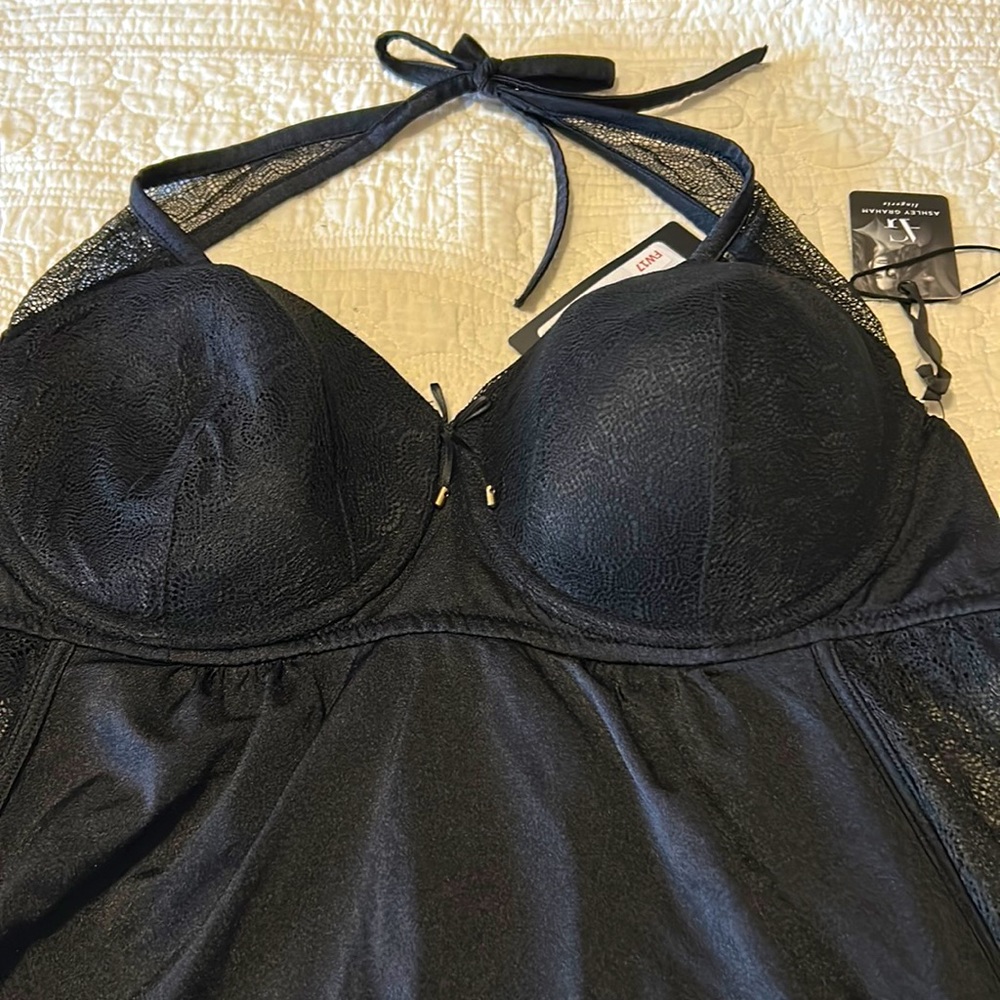 Woman  max Mara lingerie nwt size large. And extra large